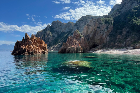 Au départ de Sagone/Cargèse : Excursion en bateau au coucher du soleil pour découvrir les grottes marines et faire de la plongée avec masque et tuba.Calanques du coucher de sol