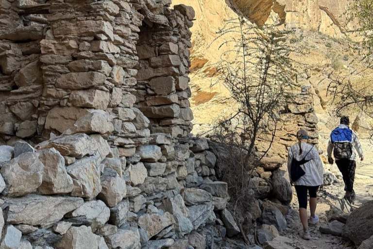 Muscat: Jebel Shams Balcony Walk & Wadi Nakhr Shared Tour