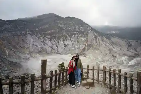 Bandung: Tangkuban Parahu Volcano & Surrounding Areas Tour
