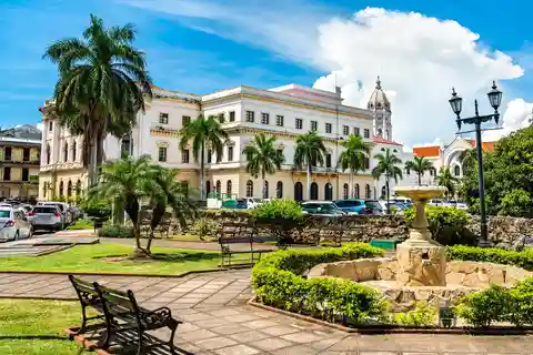 Walking tour through the Hidden treasures of Casco Viejo