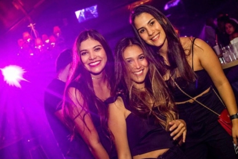 Medellín: Vida nocturna en el Poblado, bares, discotecas y anfitrión bilingüeMedellín: Fiesta nocturna en grupo con lugareños
