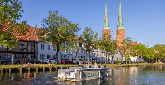 Lübeck: Elektrobootverleih - ohne Führerschein