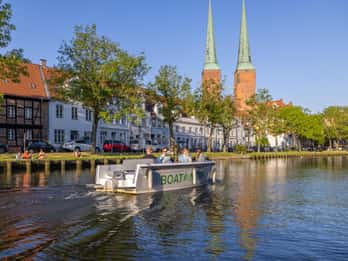 Lübeck: Electric Boat Rental - without driving licence