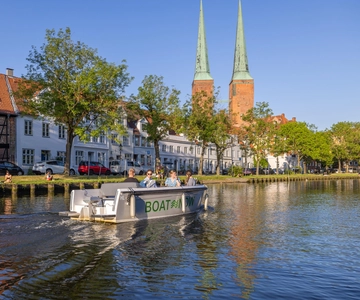 Lübeck: Aluguel de barcos elétricos - sem carteira de motorista