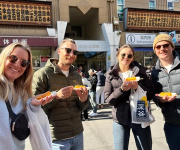 Tsukiji-Fischmarkt: Esskultur, Street Food, Vorführung des Fischausnehmens