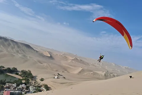 Desde Huacachina: Vuelo en parapente sobre el desierto