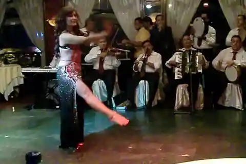 El Cairo: Crucero con cena por el Nilo y espectáculo de danza del vientre con servicio de recogida