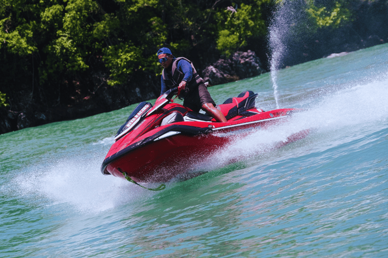 Visite privée en jet ski surpuissant à Langkawi avec vidéo par droneFORFAIT LUXE BRONZE INDIVIDUEL