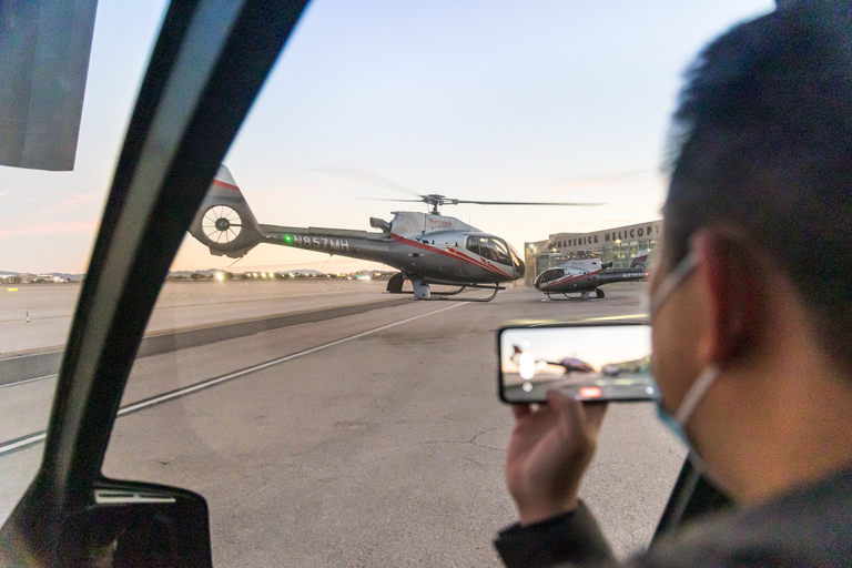 Las Vegas: Helikopterflug über den Strip mit OptionenNachtflug über den Las Vegas Strip mit Hoteltransfer