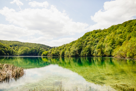 Vanuit Split of Trogir: Plitvice Meren Tour met toegangsbewijsPlitvicemeren: groepstour vanuit Split