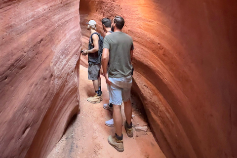 From Kanab: 3-Hour Peek-a-Boo Slot Canyon Hiking/Photo Tour