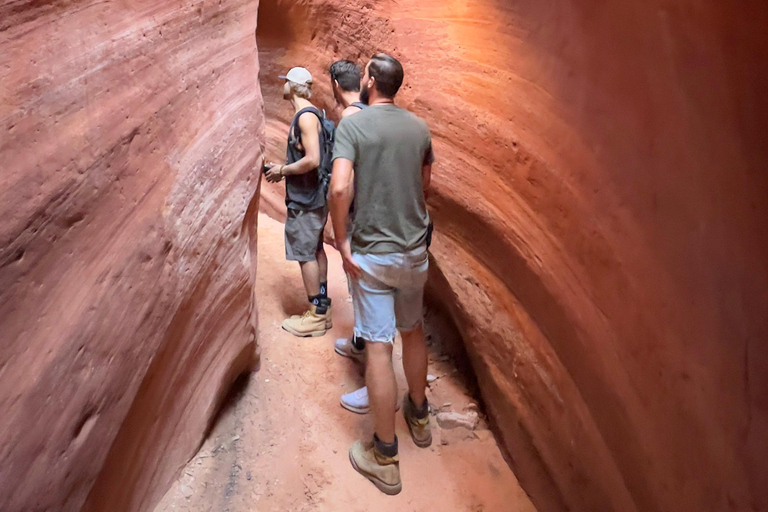 From Kanab: 3-Hour Peek-a-Boo Slot Canyon Hiking/Photo Tour