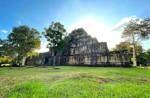 Siem Reap: Koh Ker and Beng Mealea Temples Day Tour