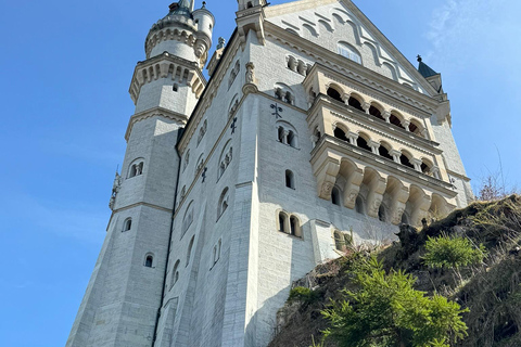 Füssen: Ticket de entrada sin colas al Castillo de Neuschwanstein con audioCastillo de Neuschwanstein: Recogida del ticket de entrada sin colas 09:30