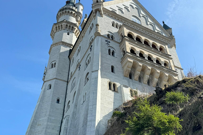 Füssen: Ticket de entrada sin colas al Castillo de Neuschwanstein con audioCastillo de Neuschwanstein: Recogida del ticket de entrada sin colas 09:30