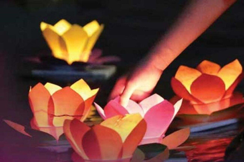 Paseo en barco por el río Hoai con linterna de liberación en Hoi An de noche