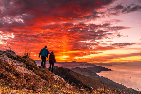 San Sebastián: Sunrise sightseeing tour and breakfast of local produce San Sebastián: Sunrise sightseeing tour and breakfast with local produce