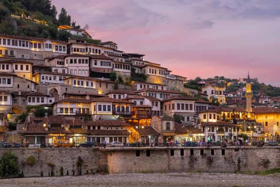 Von Durrës/Golem: Schloss Berat – ein UNESCO-Juwel. Foto: GetYourGuide Von Durrës/Golem: Schloss Berat – ein UNESCO-Juwel. Foto: GetYourGuide