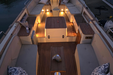 Lisbon: Tagus Motorboat Cruise Open Bar & Pro Guide Morning: Breakfast Motorboat Cruise with Open Bar