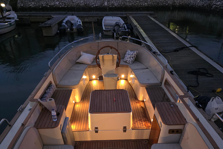 Lisbon: Tagus Motorboat Cruise Open Bar & Pro Guide Morning: Breakfast Motorboat Cruise with Open Bar