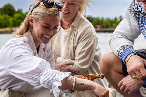 Oslo: Malmøya Guided Hike with Waffle & Salmon Experience