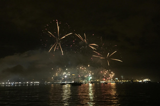 Naviga verso il 2026: i fuochi d'artificio di Lisbona dal fiume