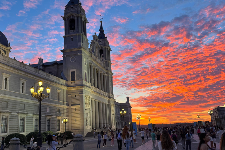 Madrid: Private Tuk Tuk Tour with Expert Guide and Panoramic Views The Classics Tour ~ Discover Madrid in 60 minutes from your STARTING POINT!