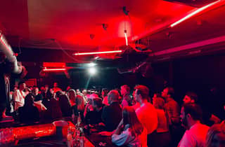 „Comedykills“ – das Open Mic am Maximiliansplatz