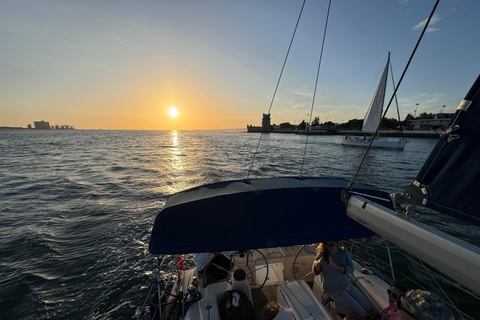Lisboa: Passeio de Barco ao Pôr-do-Sol no Rio Tejo com Welcome DrinkLisboa: Passeio de barco ao pôr do sol no rio Tejo com Welcome Drink