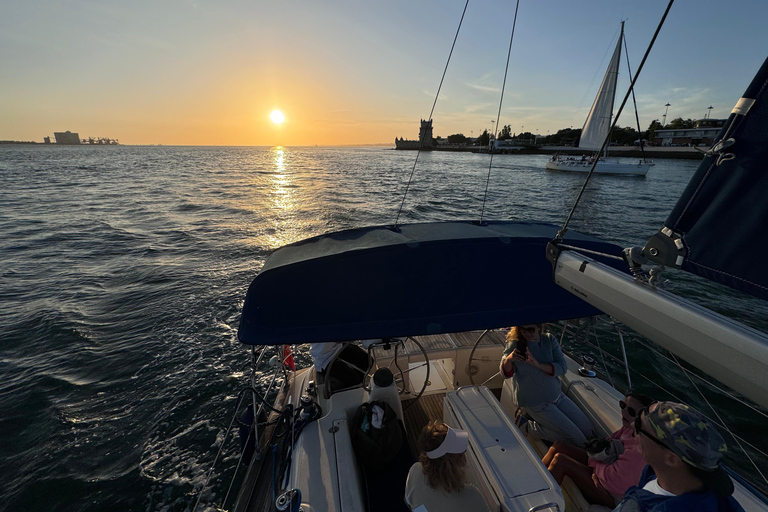 Lisboa: Passeio de Barco ao Pôr-do-Sol no Rio Tejo com Welcome DrinkLisboa: Passeio de barco ao pôr do sol no rio Tejo com Welcome Drink