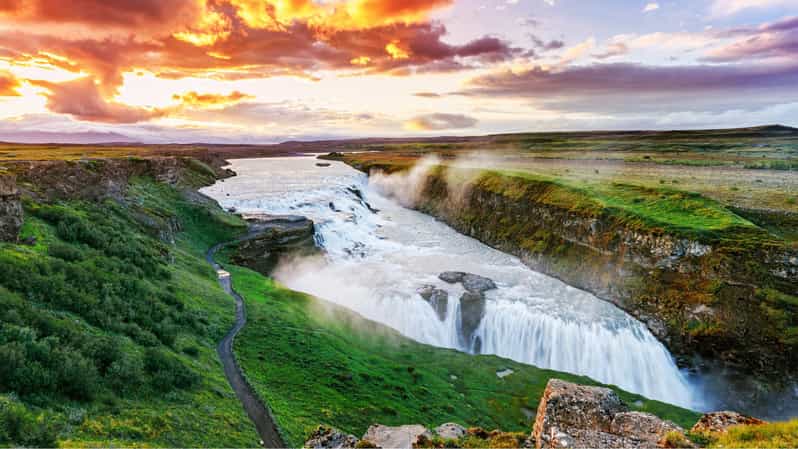 Reykjavik: Private Golden Circle Day Tour + Photo Souvenir