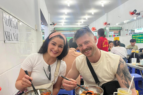 HCM: Melhor comida de rua e excursão turística com um guia amigávelHCM City: Visita à comida de rua de mota com um guia simpático