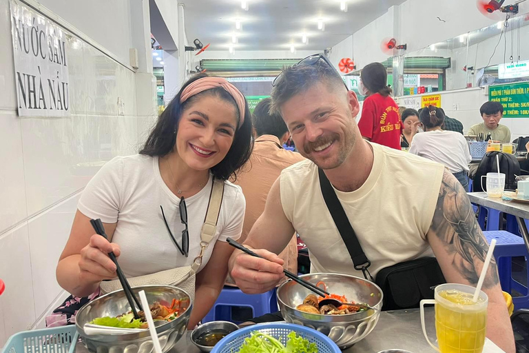HCM: Melhor comida de rua e excursão turística com um guia amigávelHCM City: Visita à comida de rua de mota com um guia simpático