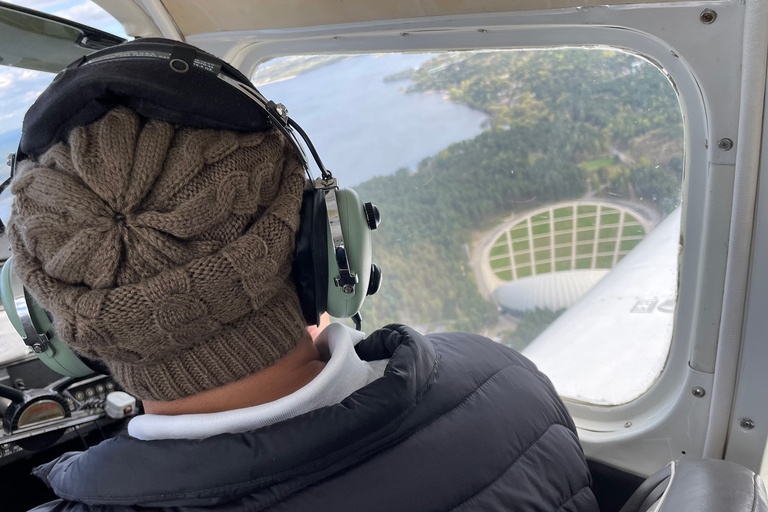 Vol en avion au-dessus de Riga ou de la LettonieVol au-dessus des châteaux de Lettonie