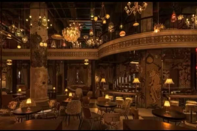 Chengdu: Lionwalk Theatrical Bar Show & Cocktail Ticket Carta Blanca & Beer Set for 3–4 People