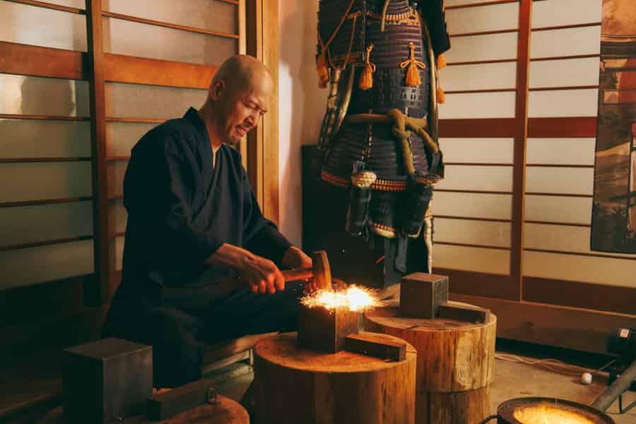 Authentische Messerherstellung bei einem Schmied in Kyoto. Foto: GetYourGuide Authentische Messerherstellung bei einem Schmied in Kyoto. Foto: GetYourGuide