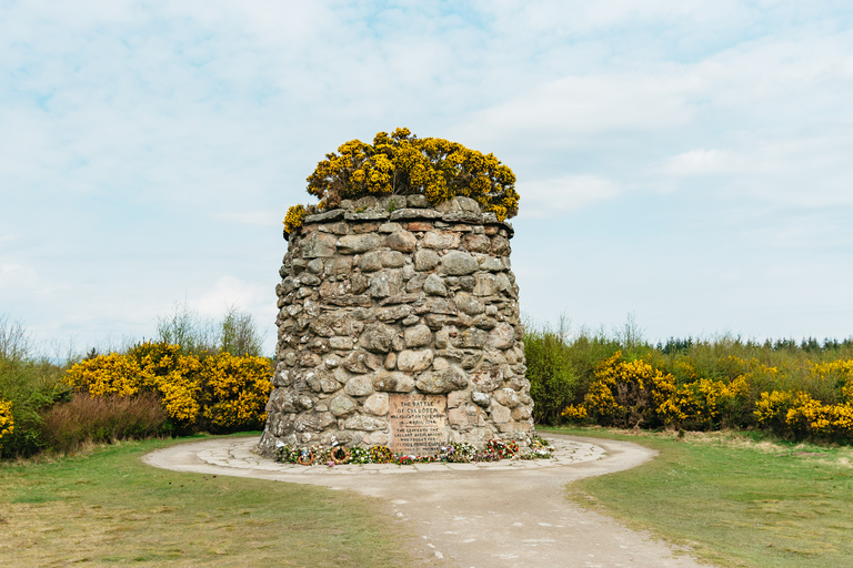 From Edinburgh: Outlander Experience 2-Day Tour Twin Room with Private Bathroom