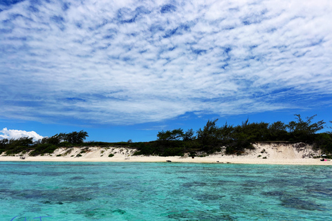 Mauritius: Flat Island Catamaran & Exclusive Beach BBQ