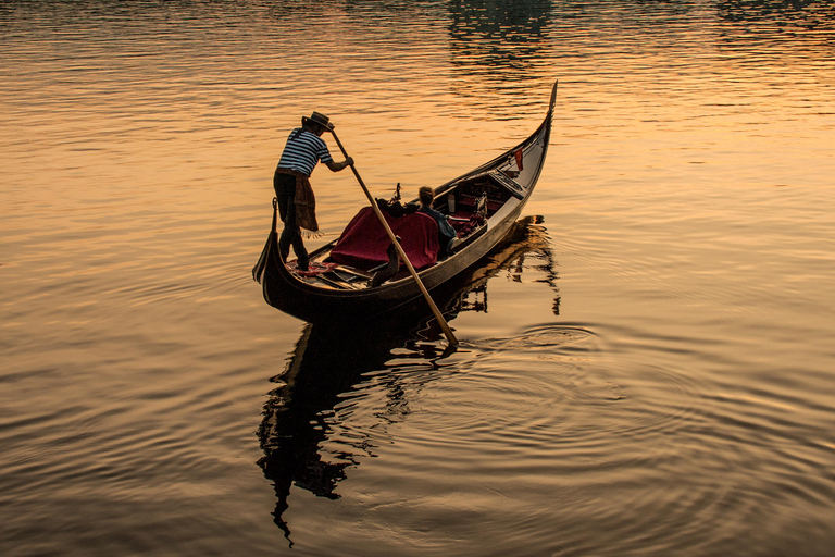 Hamburg: Alster Lake public Tour in a Real Venetian Gondola