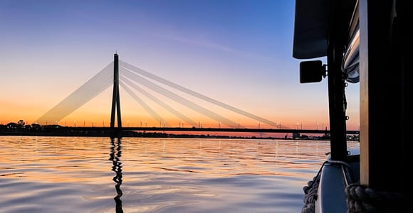 Riga: Bootsfahrt auf dem Rigaer Kanal und dem Fluss Daugava bei Sonnenuntergang