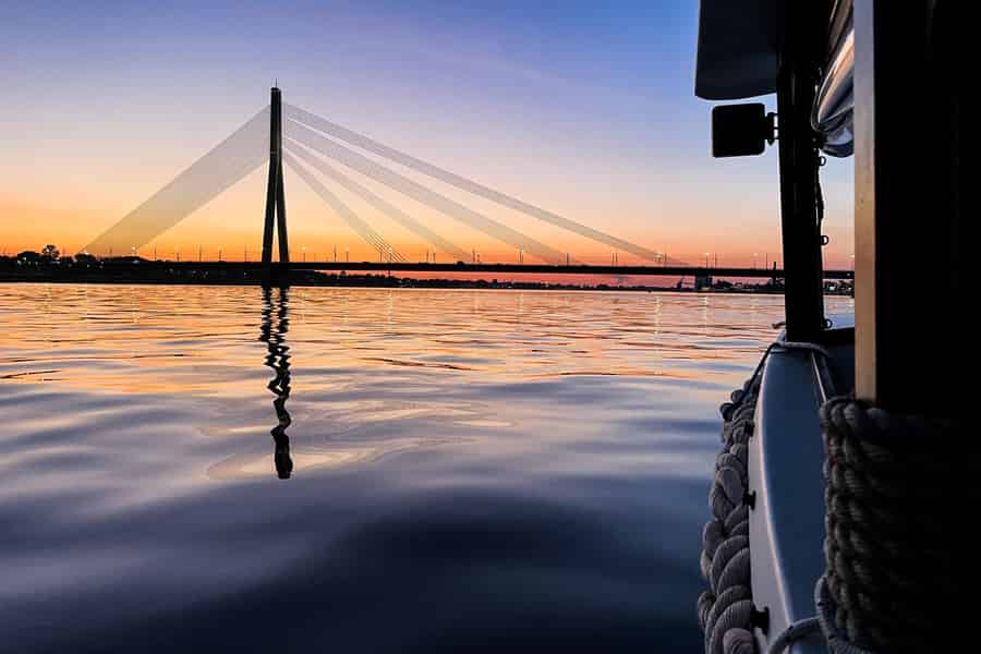Riga: Bootsfahrt auf dem Rigaer Kanal und dem Fluss Daugava bei Sonnenuntergang. Foto: GetYourGuide