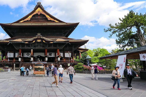 Nagano : Singes des neiges, temple Zenkoji et saké - visite privée d'une journéeExcursion d'une journée aux singes des neiges, au temple Zenkoji et au saké