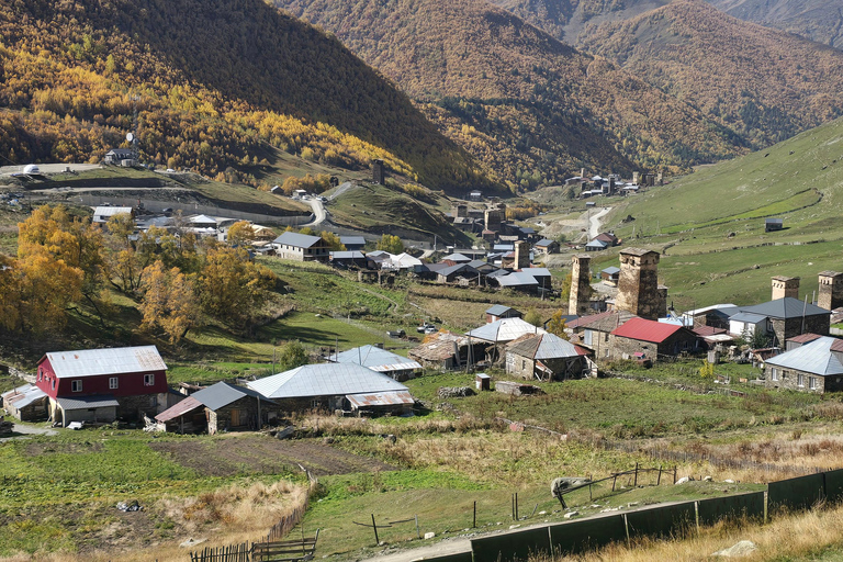 Georgia: Private full-day tour to Kazbegi with a German-speaking driver
