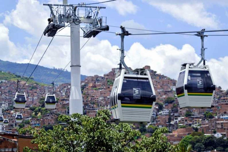 MEDELLÍN: COMUNA 13/GRAFFITI, CABLECAR & EXOTIC FRUIT MARKET