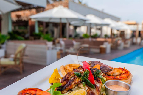 Experiencia de lujo frente a la playa de Accra: sol, arena, serenidad y almuerzo