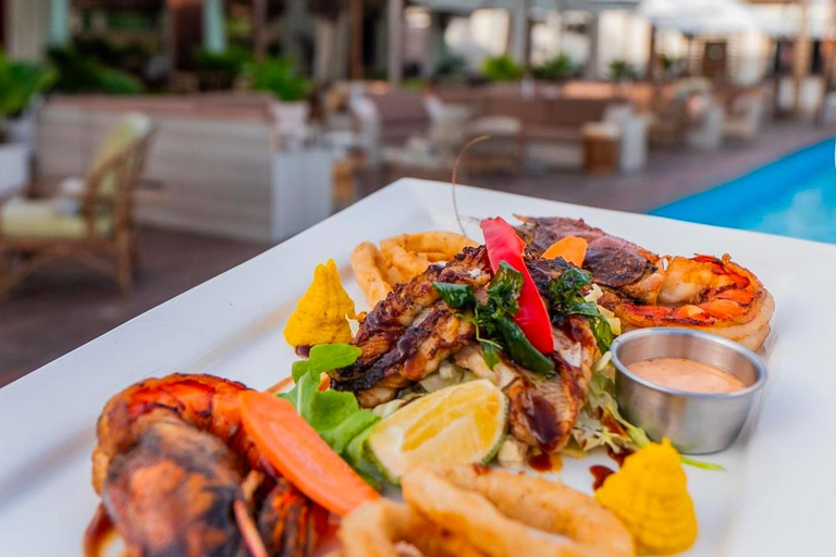 Esperienza di lusso sulla spiaggia di Accra: Sole Sabbia Serenità e Pranzo