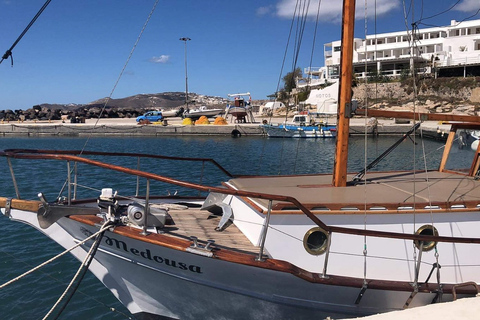 Santorini: Tour tradizionale in barca di legno con pasto e vinoCrociera di un giorno