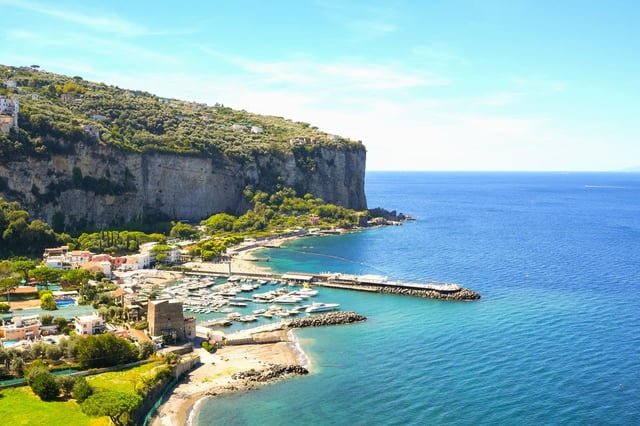 Rómából: egynapos kirándulás kisbuszban Pompejibe és ebéd Sorrentóban