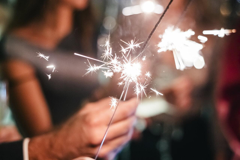 Lisbona: Capodanno a bordo con bevande, musica e fuochi d&#039;artificioLisbona: Capodanno a bordo con drink e musica