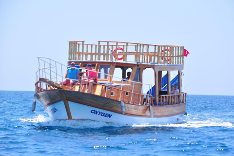 Alanya: Passeio de barco relaxante com almoço e nataçãoTraslado dos hotéis